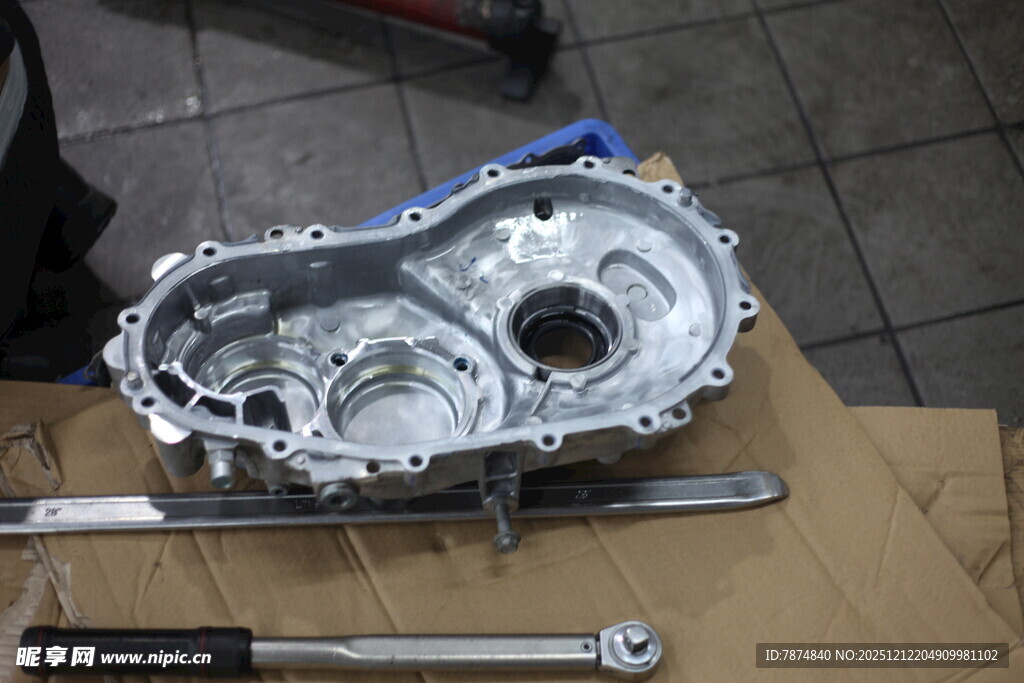 汽车发动机部件与维修工具