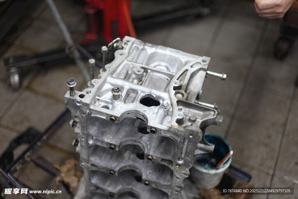 汽车发动机缸体特写
