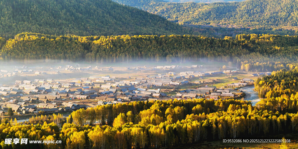 秋日山林晨雾美景