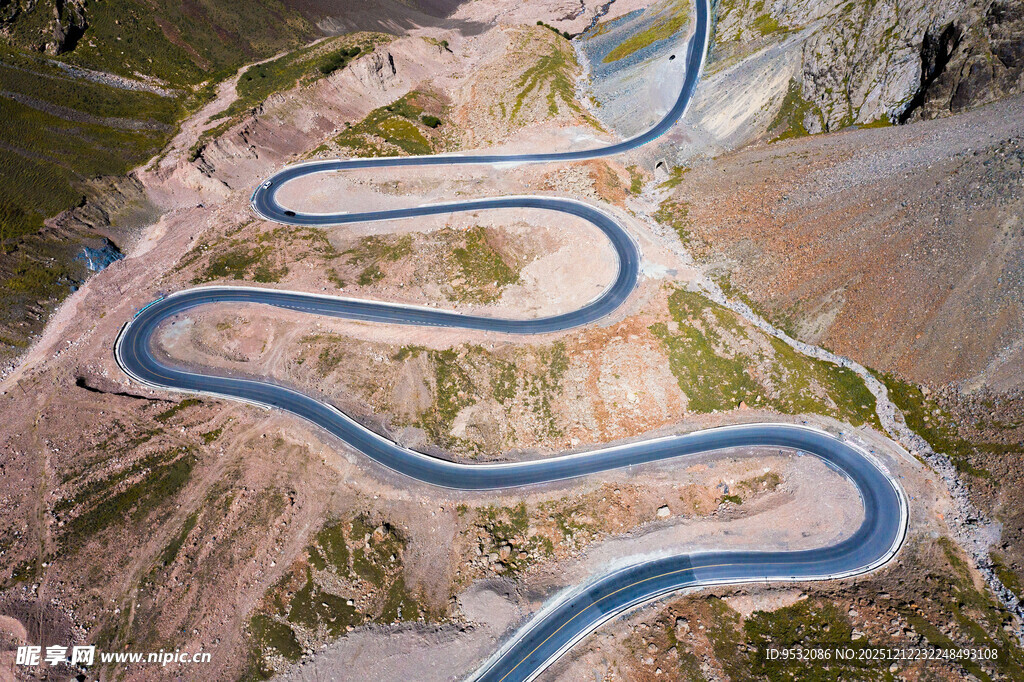 蜿蜒山路航拍美景