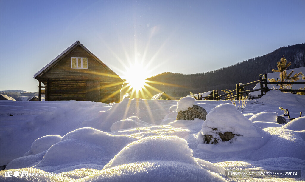 冬日雪中小屋的温暖景象