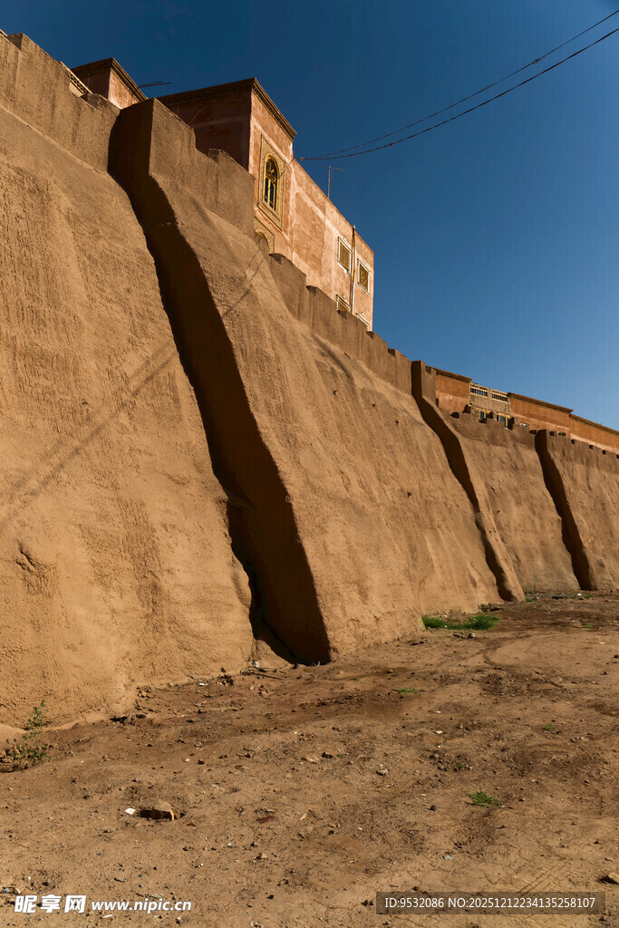古老土墙屹立于空旷之地