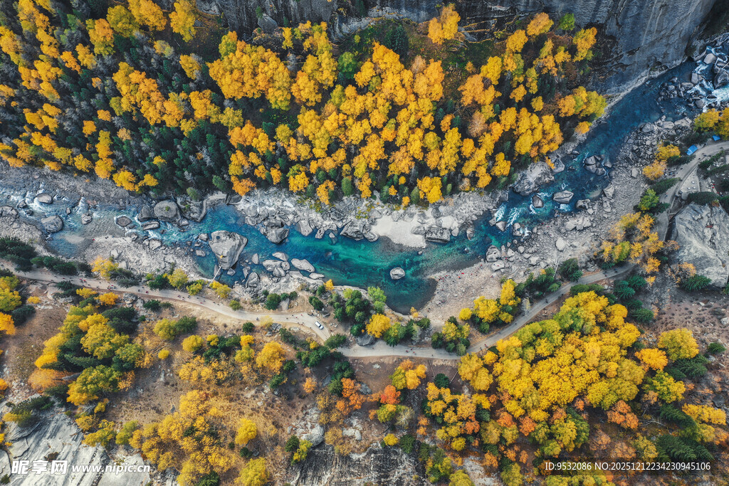 秋日山谷河流绚丽景色