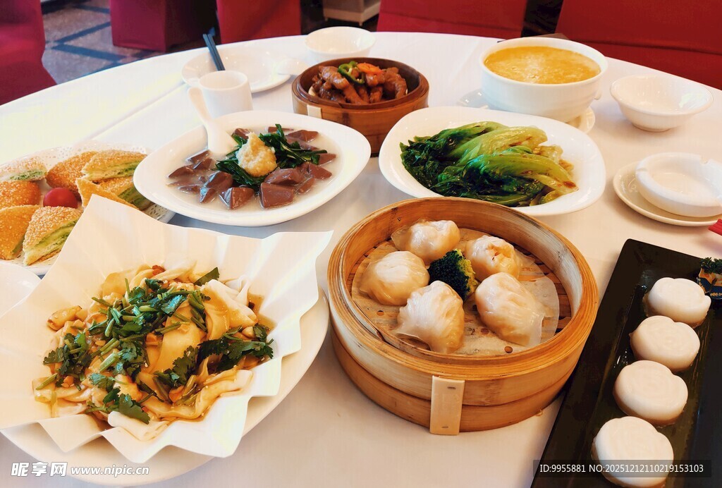 丰盛中式美食拼盘