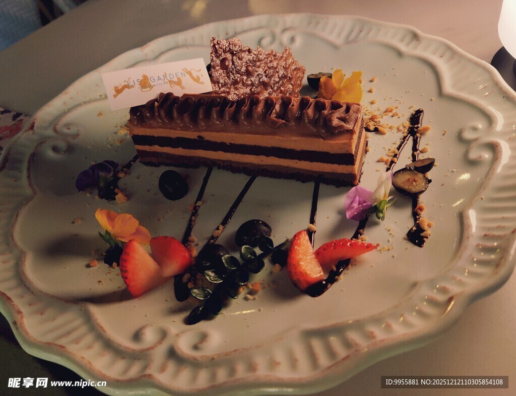 精致巧克力草莓装饰蛋糕