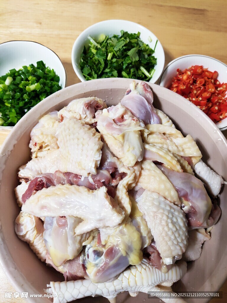 新鲜鸡肉食材准备中