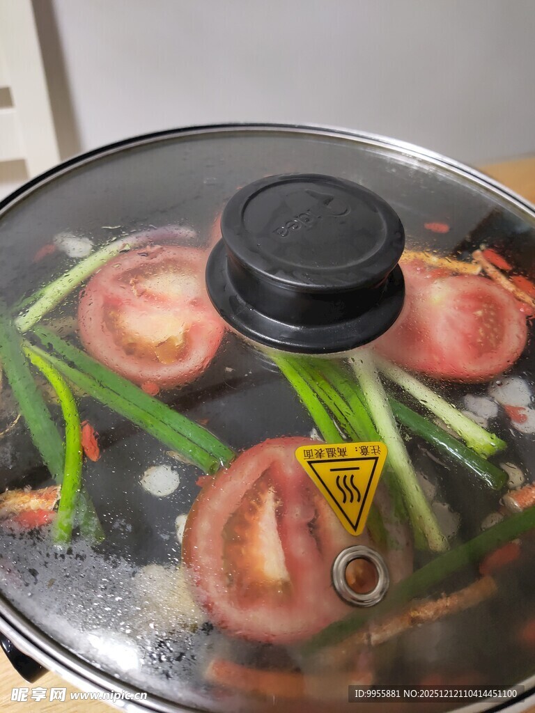 锅中烹饪的多彩蔬菜