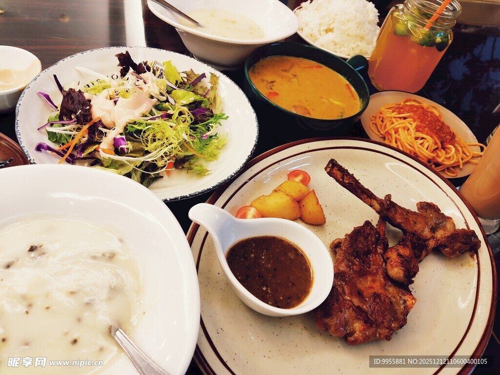 丰盛多样的美味餐食