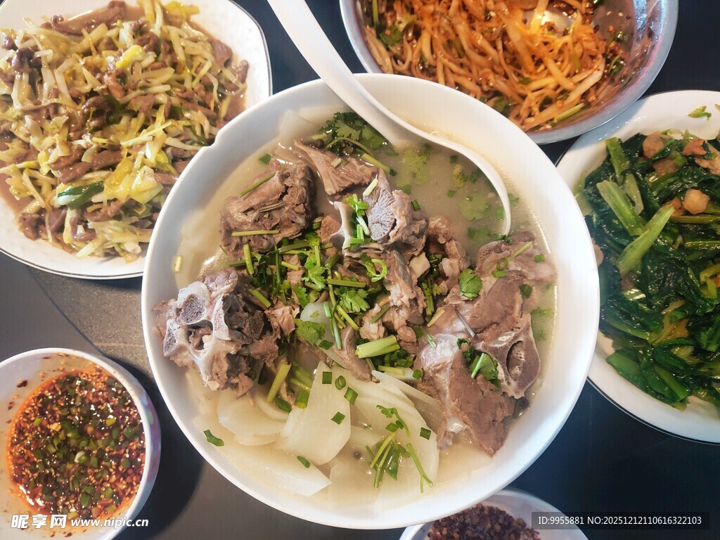 丰盛美味的特色美食组合