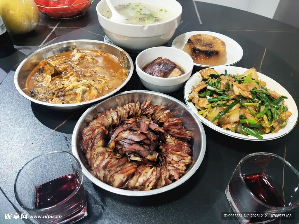 丰盛中式菜肴摆桌