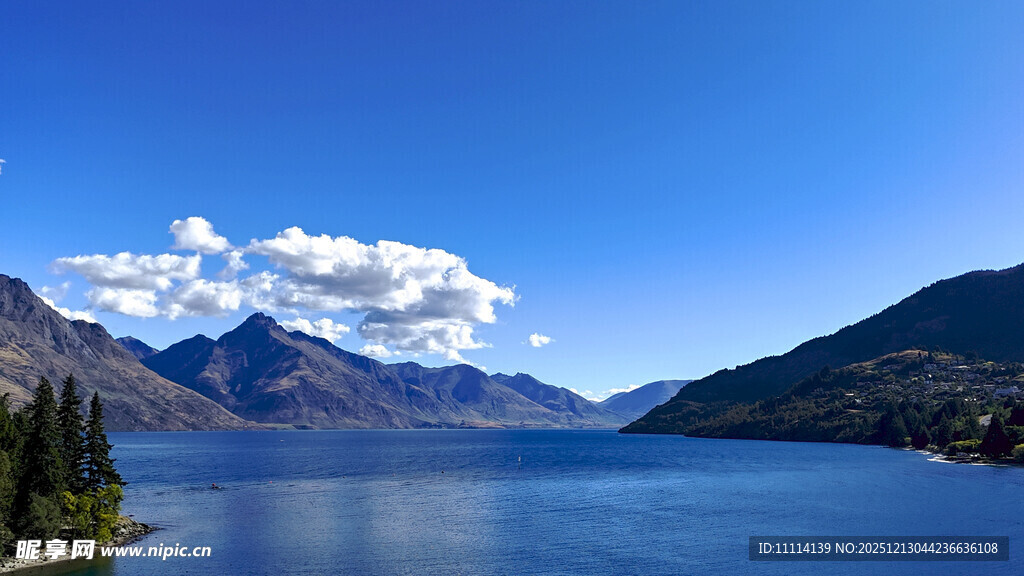 美丽湖景与远山蓝天白云
