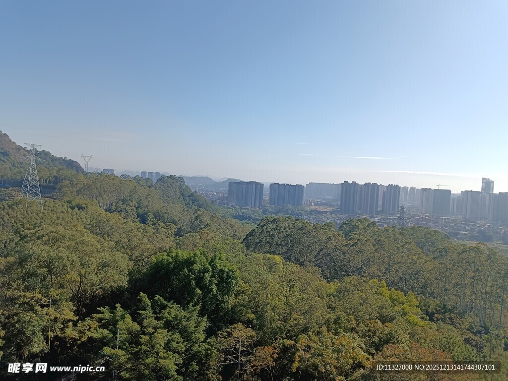 山林间城市建筑群