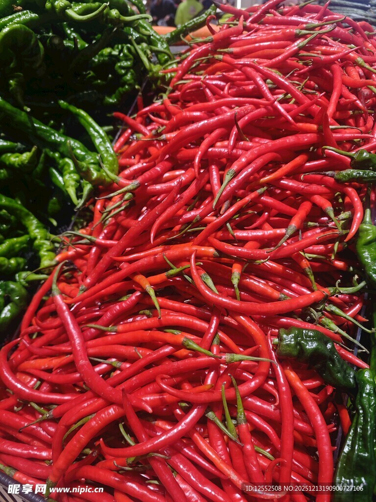 红辣椒堆叠的视觉盛宴