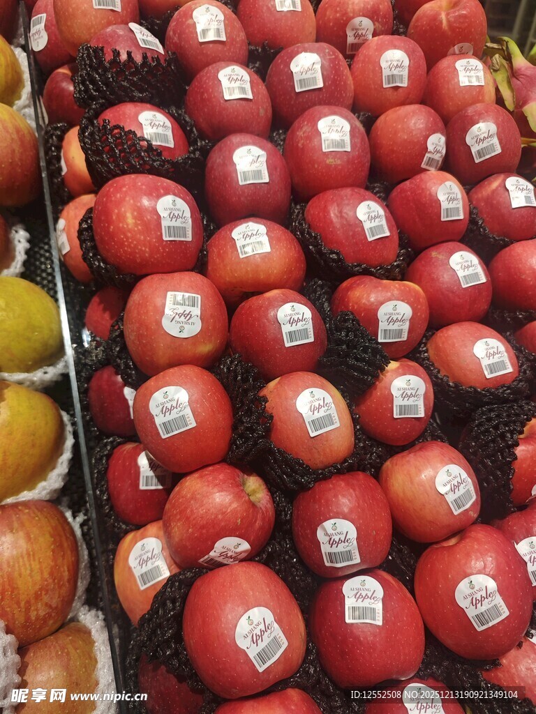 新鲜番茄整齐摆放在货架