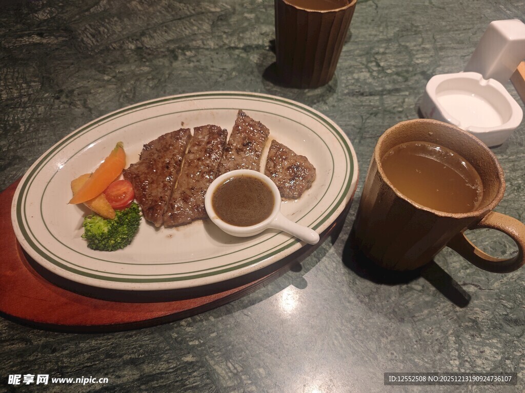 美味牛排套餐搭配热饮
