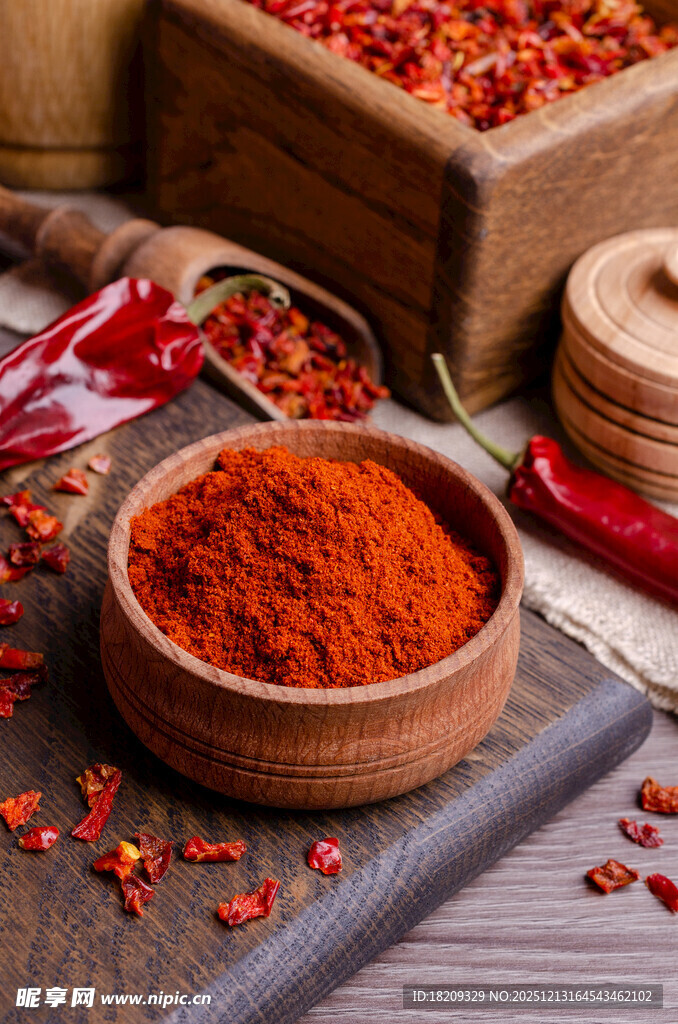 木碗中的美味红辣椒粉