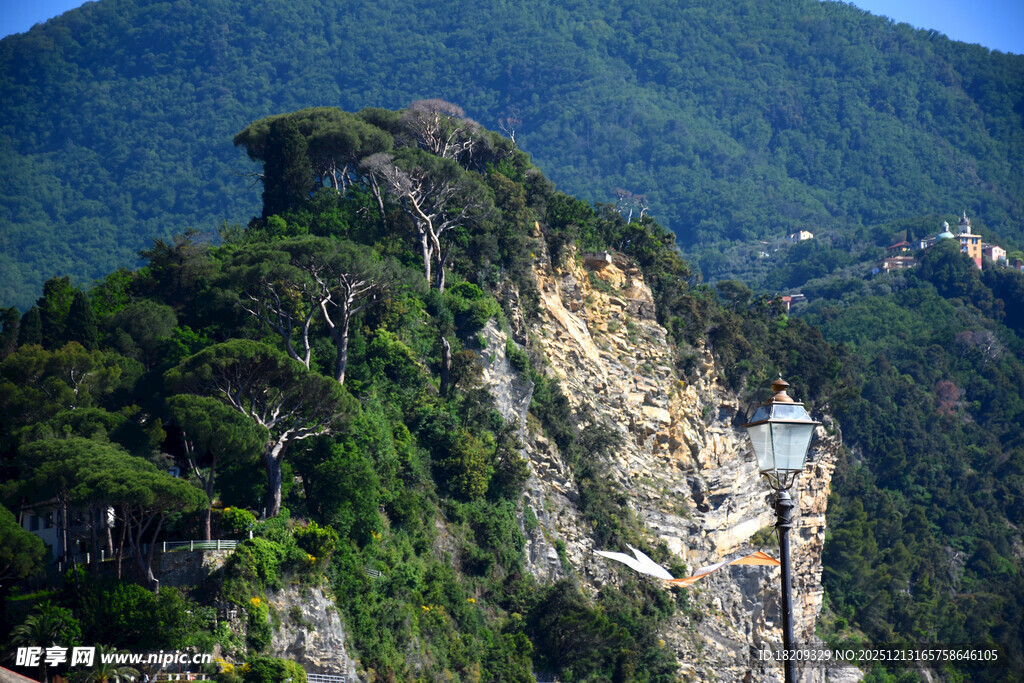 险峻山峰上的建筑奇观