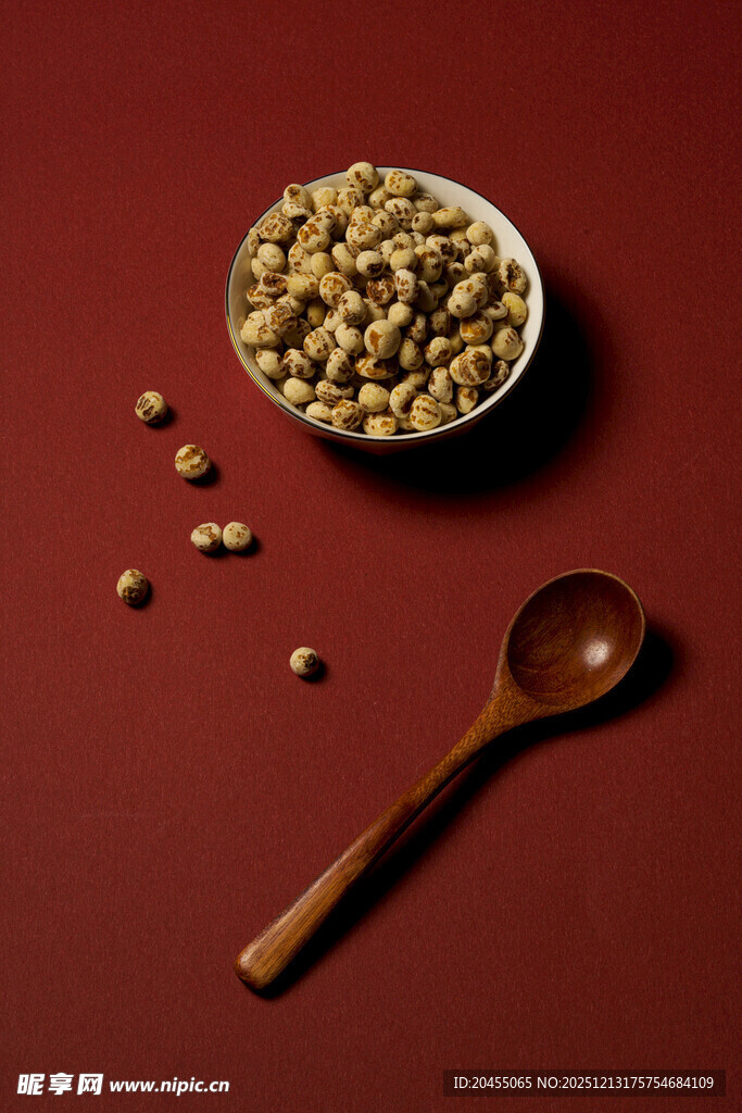 红底上的谷物与木勺