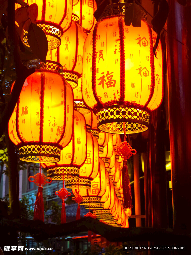 古巷中悬挂的传统红灯笼
