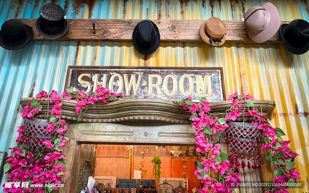 时尚展示间的多彩花卉装饰