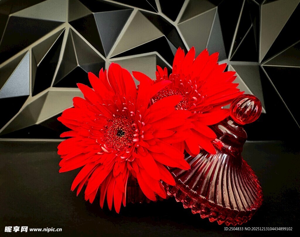 红色非洲菊与心形摆件