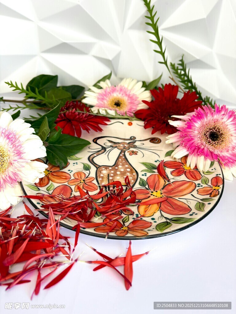 花卉装饰的精美玻璃盘