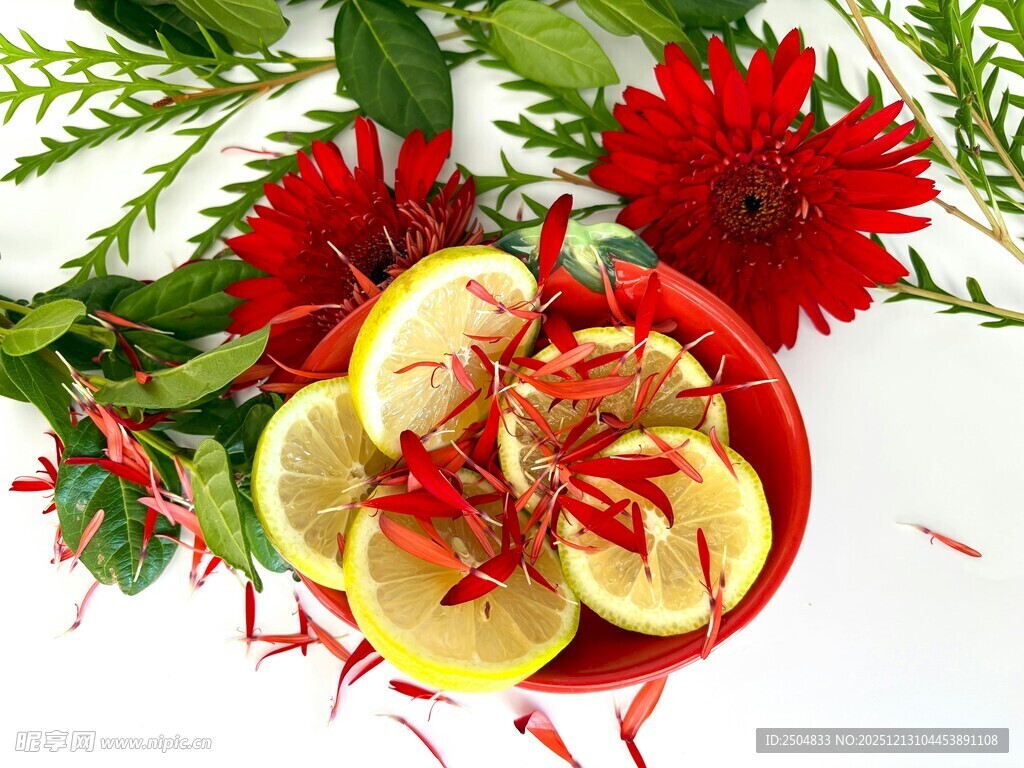 柠檬片配绿植花卉摆盘