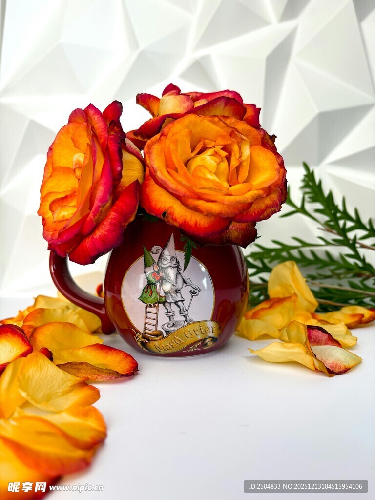 复古花瓶插着艳丽玫瑰