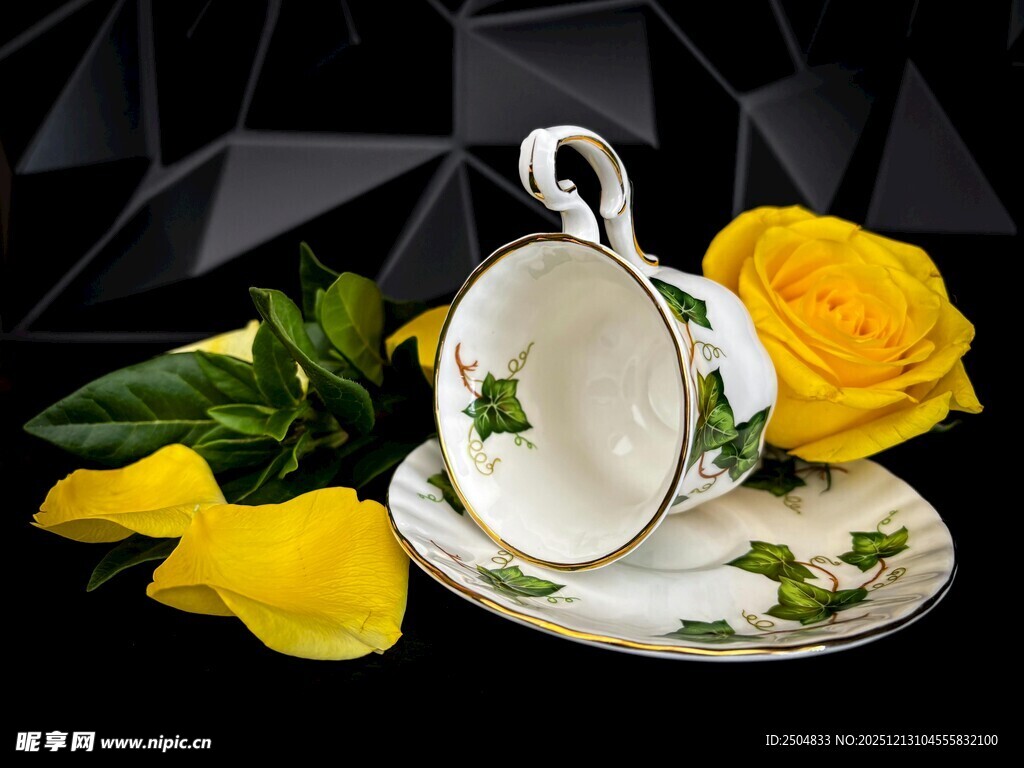 黄玫瑰旁的精致骨瓷杯具