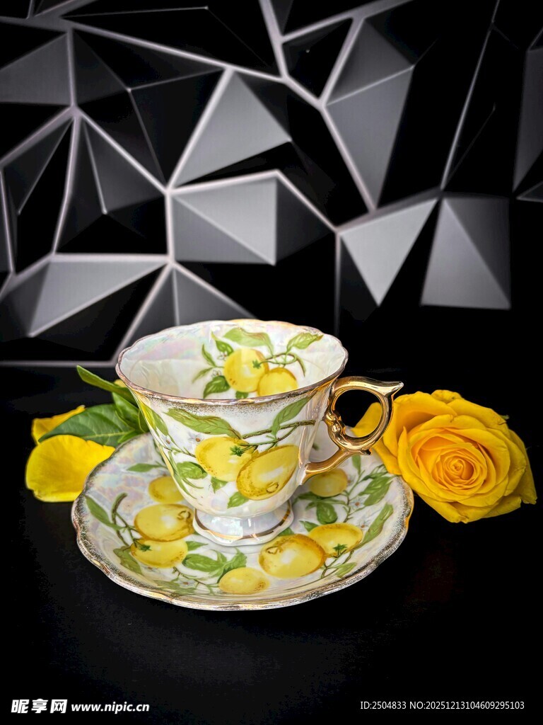 精致花卉图案骨瓷茶具