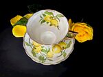柠檬花纹茶具配黄色玫瑰
