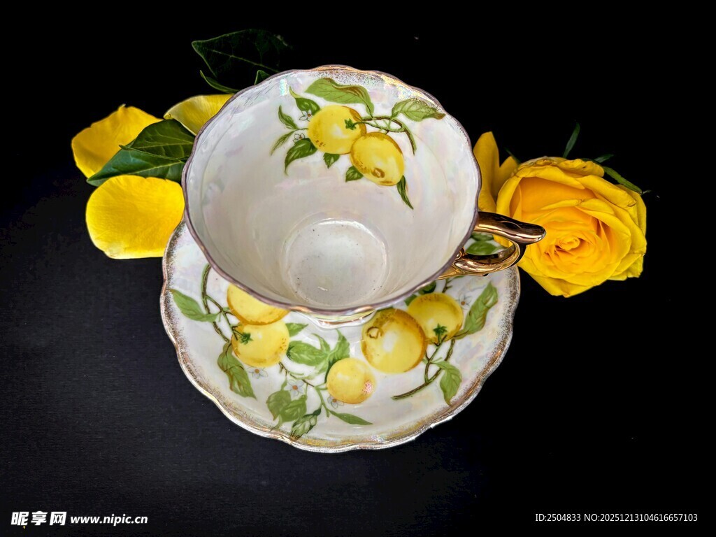 柠檬花纹茶具配黄色玫瑰