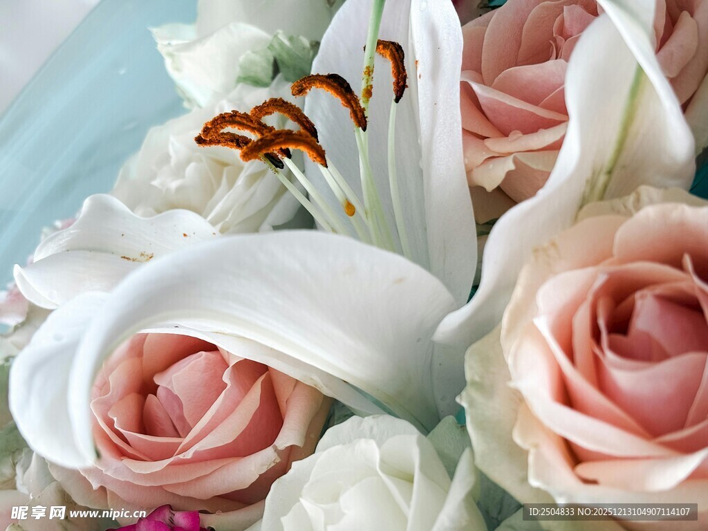 优雅百合与玫瑰花卉组合