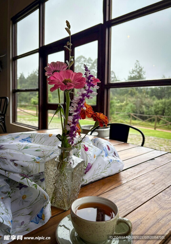 窗边惬意下午茶时光