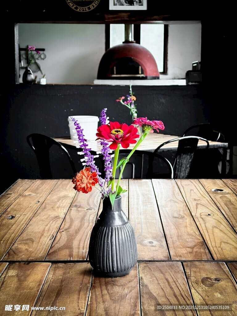 花瓶中的多彩鲜花