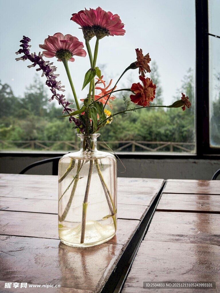 花瓶中的多彩花卉