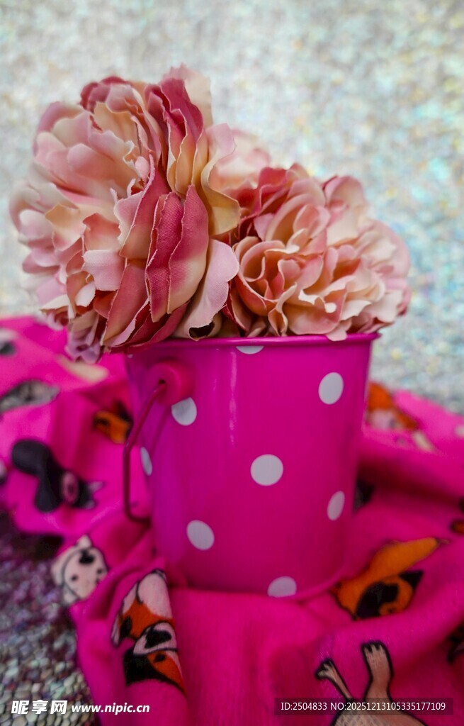 粉色花束搭配可爱印花布