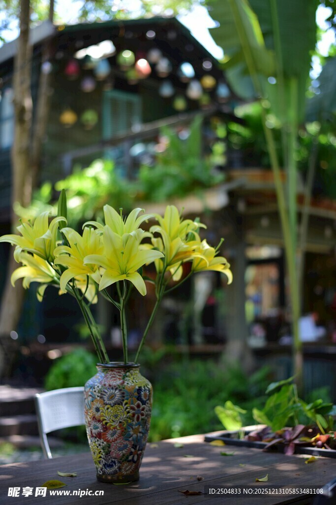 花瓶中盛放的黄色花卉