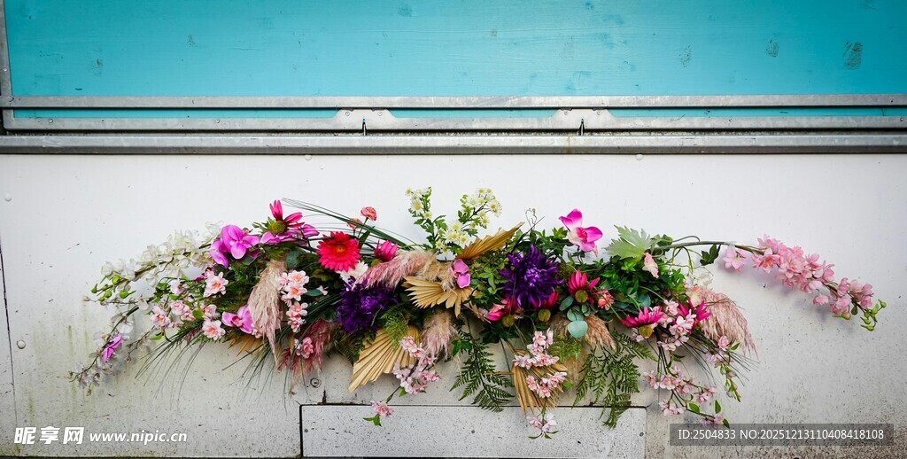 墙面多彩花卉装饰