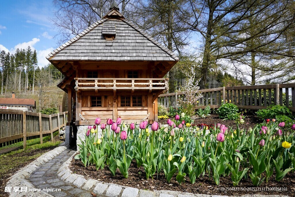 花园中的木质凉亭景观