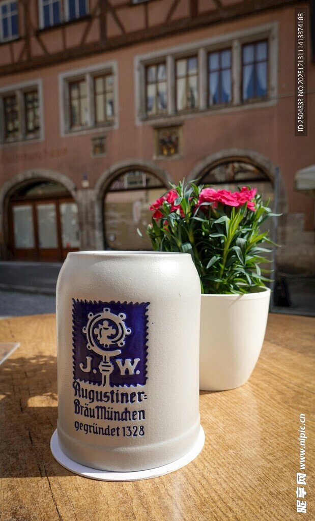 户外桌上的特色纸杯