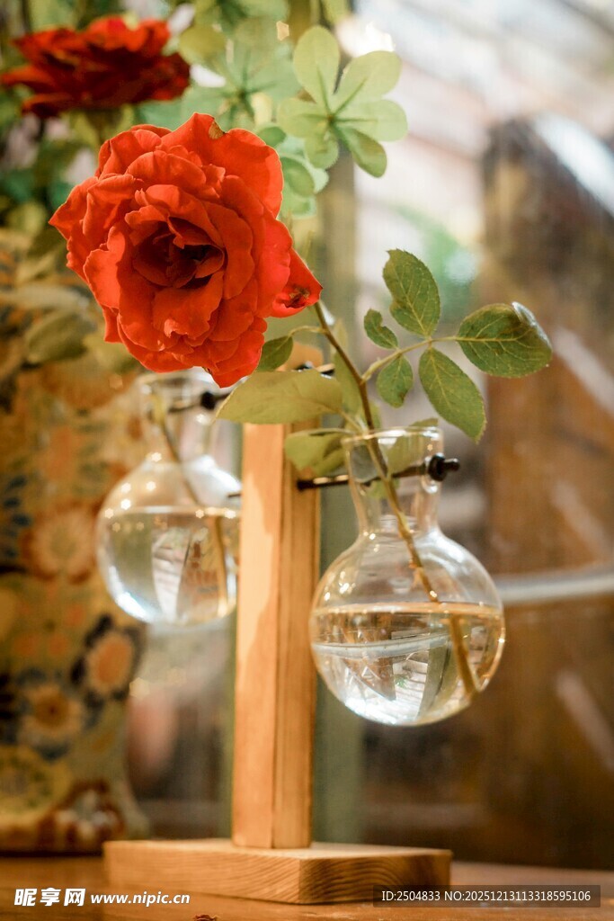 红玫瑰搭配玻璃花瓶摆件