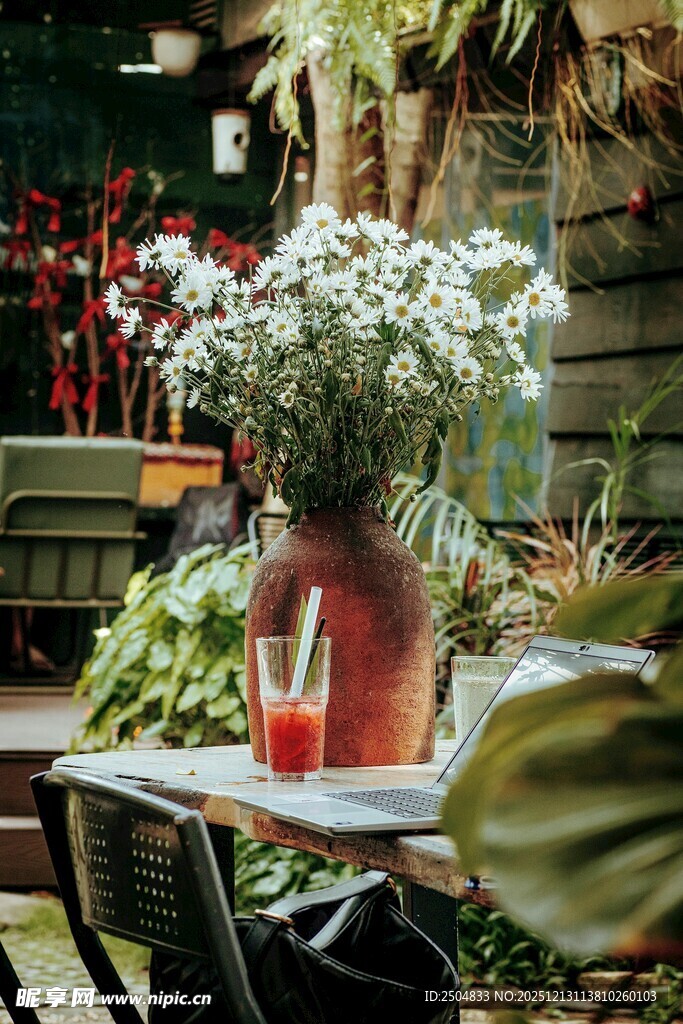 户外桌旁花瓶与清凉饮品