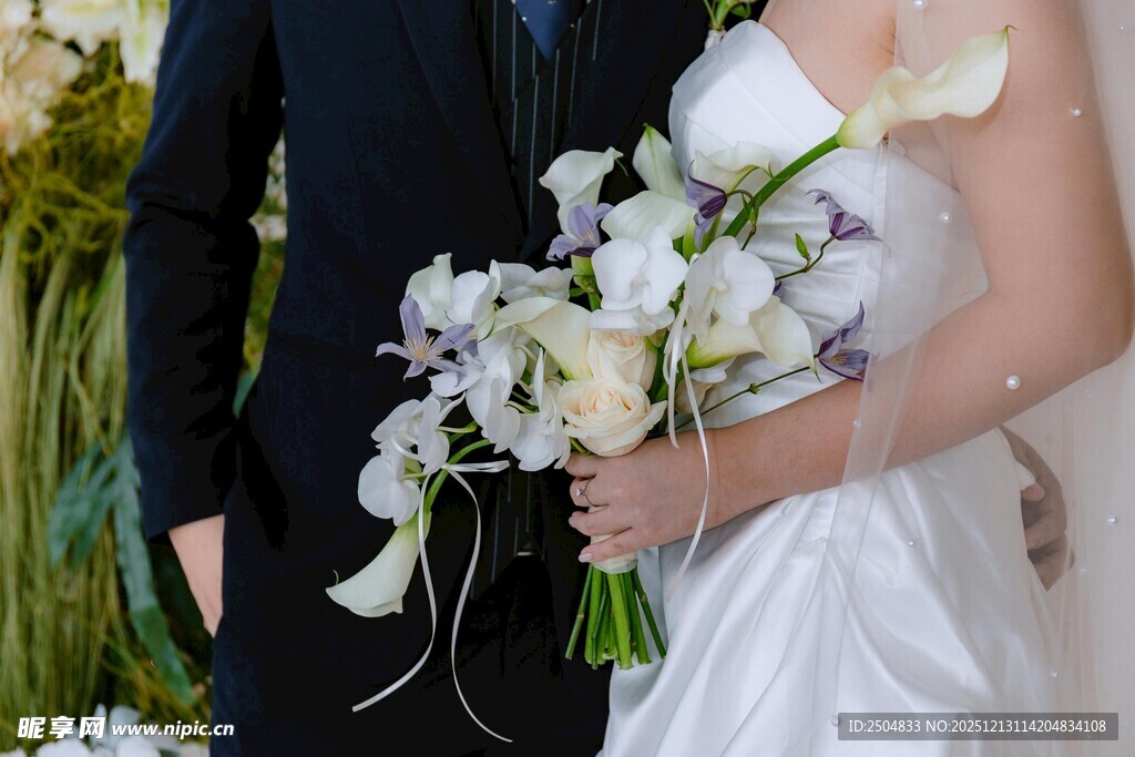 新娘手捧花与新郎的浪漫瞬间