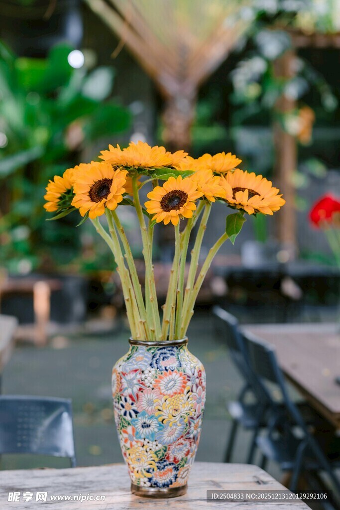 花瓶中盛放的灿烂小黄花