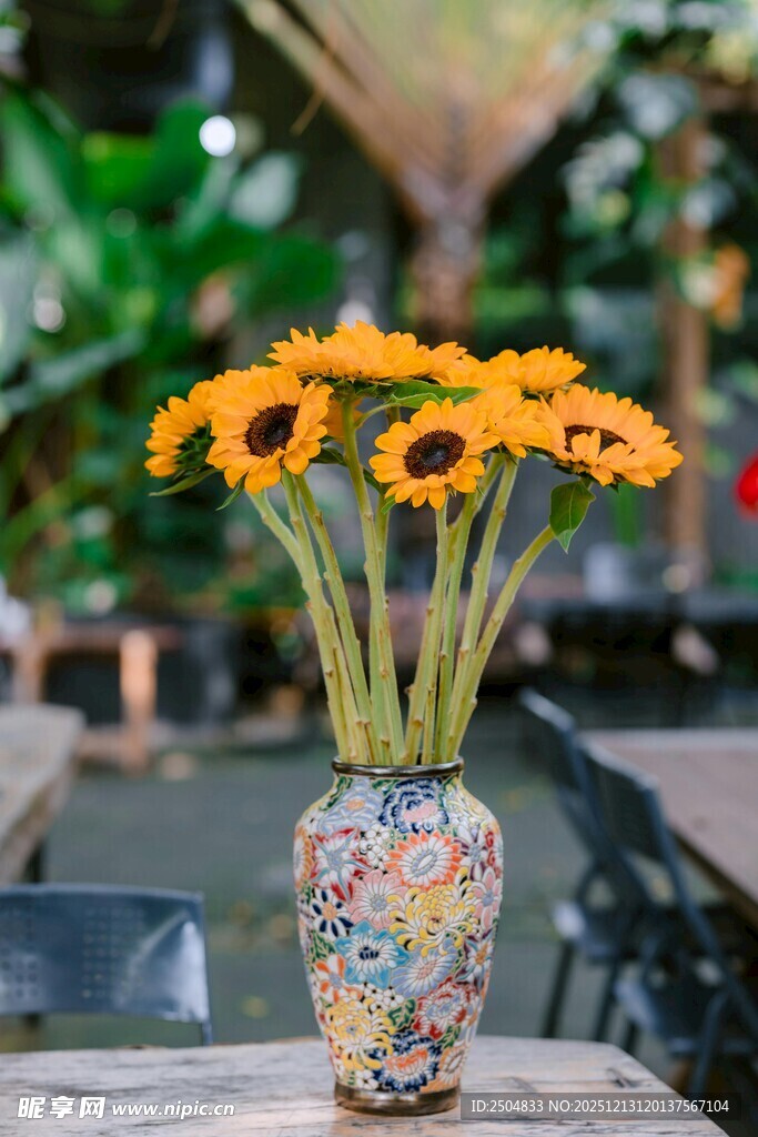 花瓶中盛放的灿烂小黄花