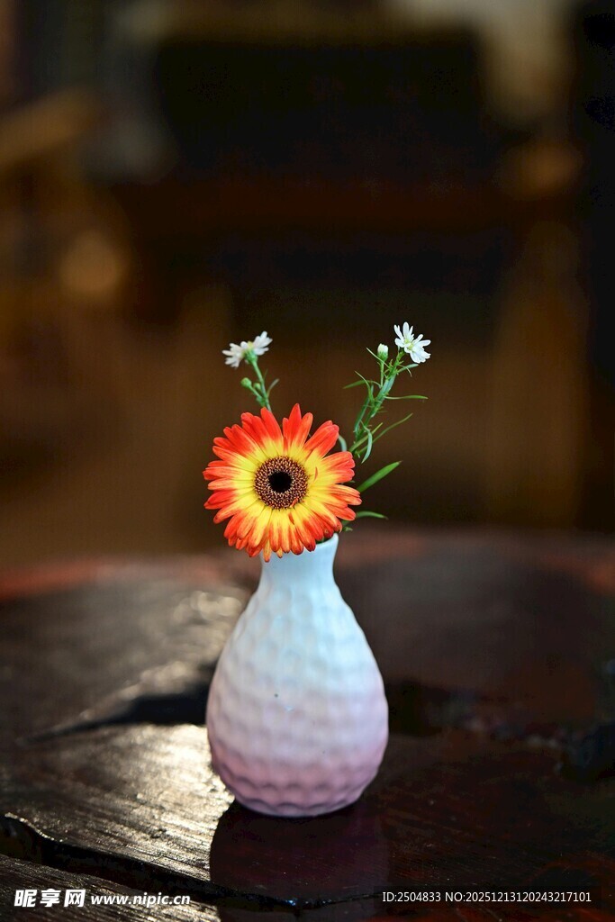 白色花瓶中的鲜艳小花