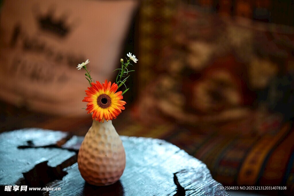 花瓶中绽放的鲜艳小花