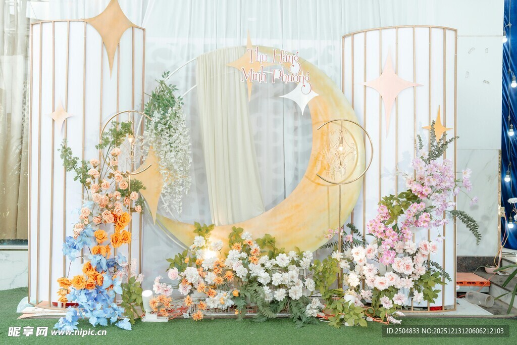 梦幻月亮主题花卉装饰场景