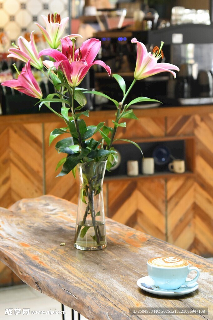 木桌上花瓶中的粉色百合